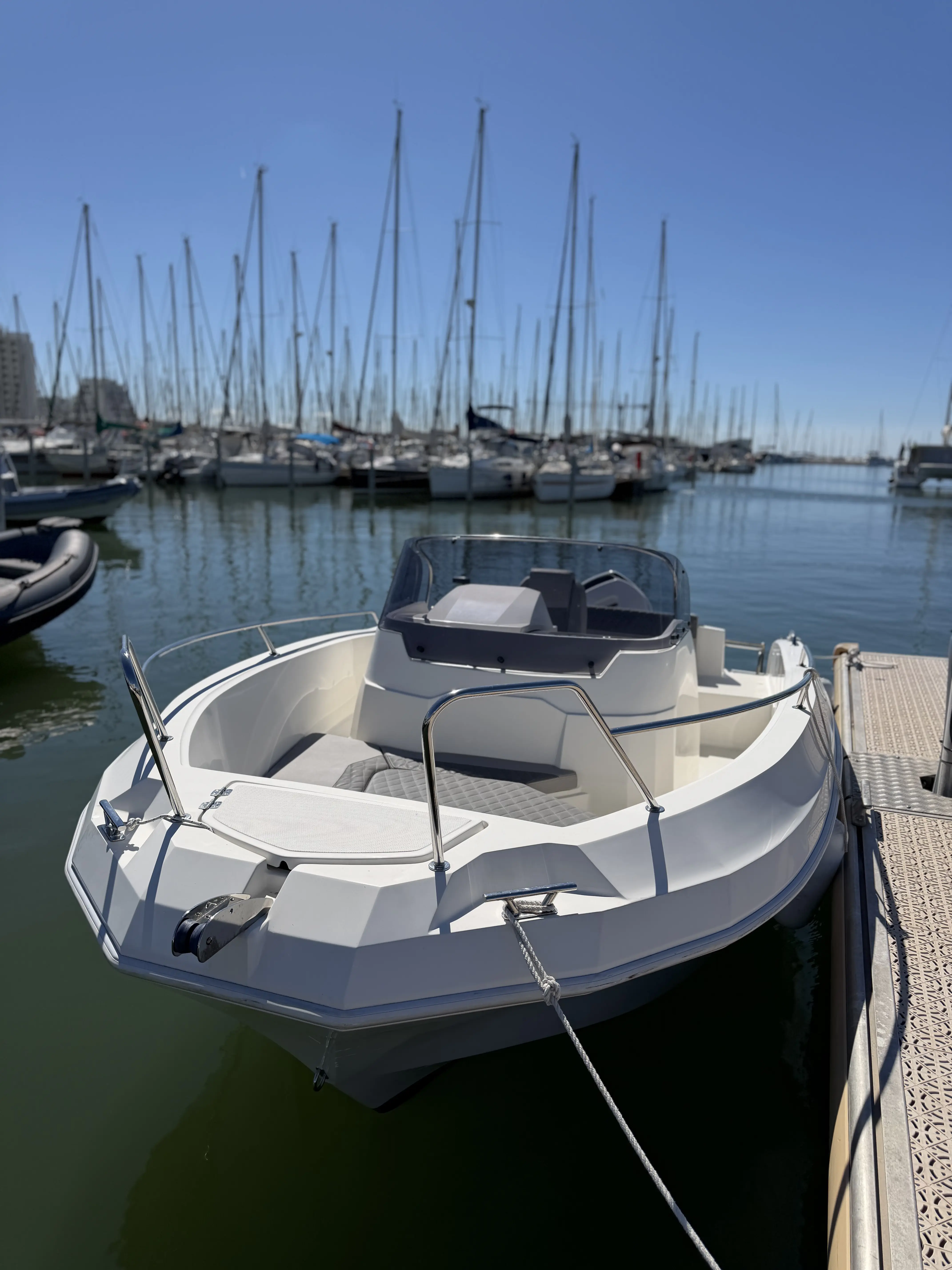QX 19 Spacedeck (Infinity) — vue 1, coque rigide 115 CV, catégorie 1 La Grande-Motte