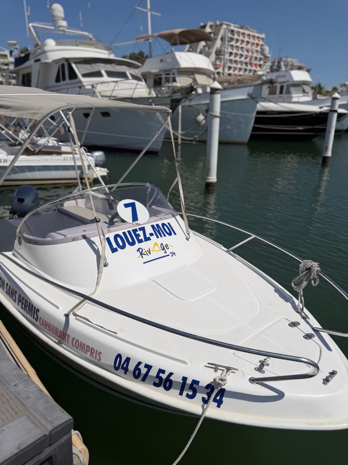 Bateau sans permis amarré au port de La Grande-Motte